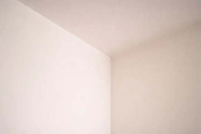 Strak afgewerkte gestucte wand met nette hoek en schilderklare afwerking.